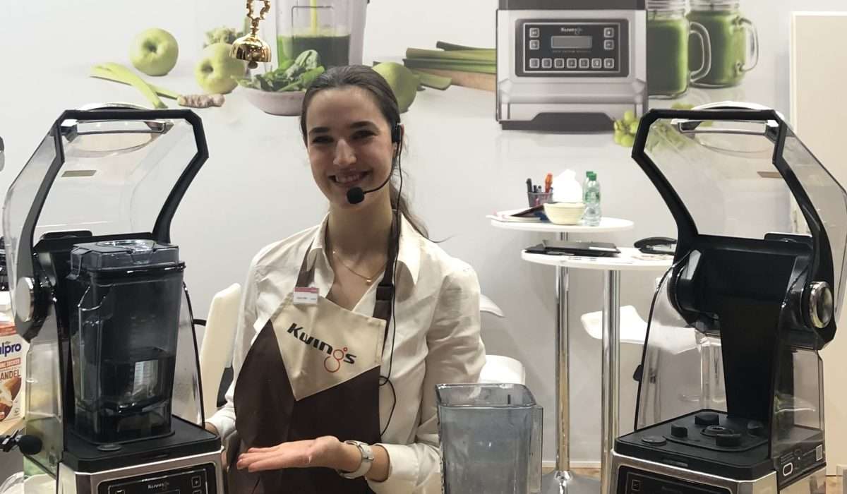 Serviceperosnal beim Smoothie machen